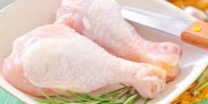 membersihkan daging ayam